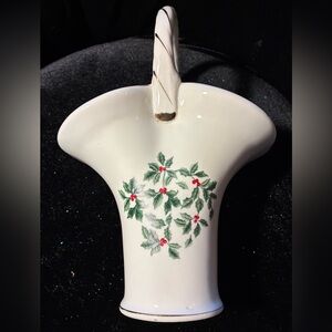 Vintage Essex porcelain holiday basket-Holly and Berry design with gold trim 🎄